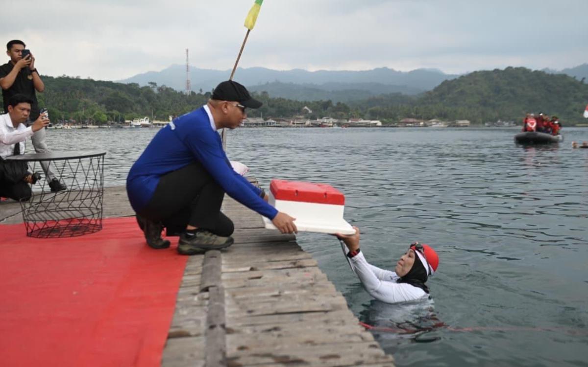 Pecahkan Rekor, Ratusan Perenang Bentangkan Merah Putih di Laut Lampung Bentuk Angka 80 Sambut HUT RI