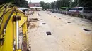 Terminal Bis Rawamangun tampak telah diperbaiki sebagian. Lubang-lubang ini rencananya akan dijadikan tempat pondasi, Jakarta, Rabu (20/8/2014) (Liputan6.com/Faizal Fanani)