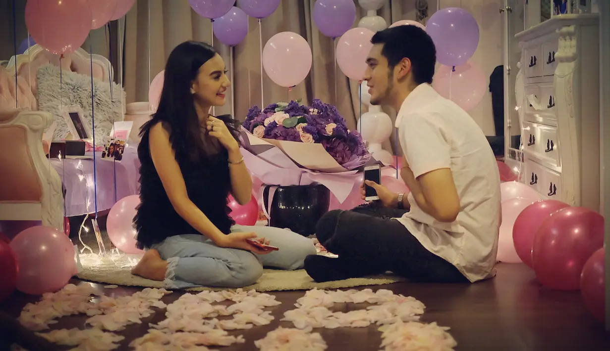 Sebuah kejutan ulang tahun dengan banyak balon warna ungu dan bertabur bunga. Ultah perempuan biasa disapa Ibel itu dikelilingi orang-orang dekat dan fansnya. (Instagram/giorgino_abraham)