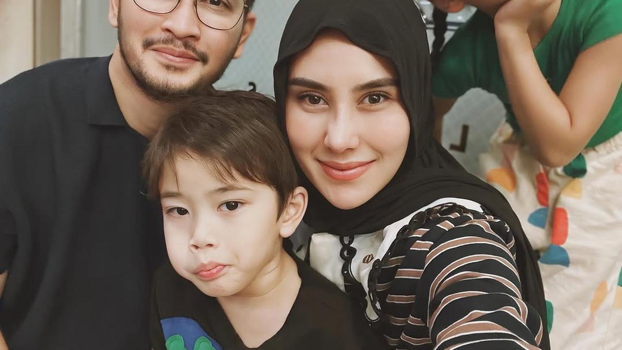 5 Potret Harmonis Keluarga Syahnaz Sadiqah dan Jeje Govinda yang Jauh Miring dari Gosip