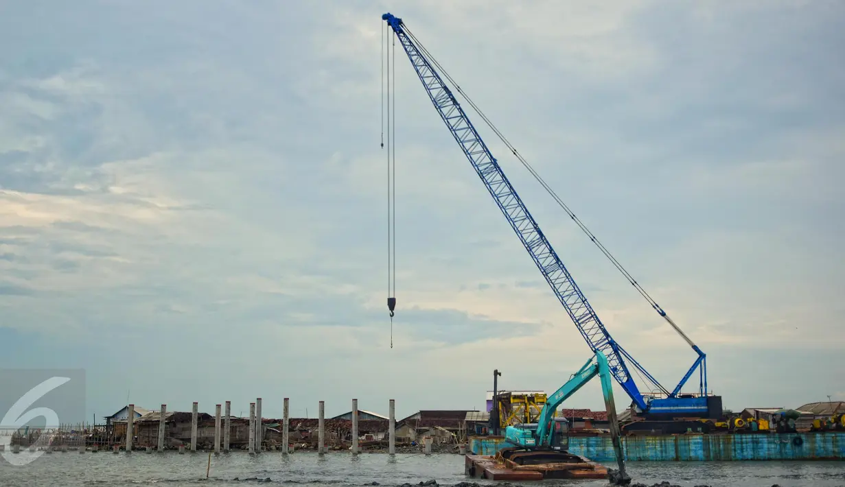 Alat berat diturunkan untuk proyek pembangunan tembok penahan rob di Semarang, Jumat ( 12/2). Proyek ini dibangun untuk mengatasi masalah banjir akibat air laut pasang (rob) di Kota Semarang. (Gholib)