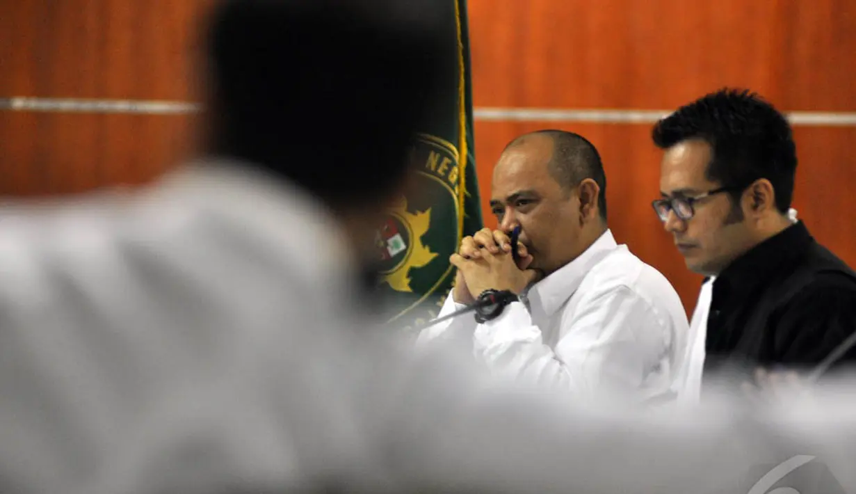 Terdakwa Gulat Medali Emas Manurung mendengarkan keterangan saksi saat mengikuti sidang lanjutan di Pengadilan Tipikor, Jakarta, Senin (29/12/14). (Liputan6.com/Miftahul Hayat)
