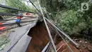 Kondisi longsor di kawasan Jembatan Darul Qur’an, Jalan KH. Tb. M. Falak, Kecamatan Bogor Barat, Kota Bogor, Jawa Barat, Rabu (12/10/2022). Longsor yang terjadi pada kemarin sore saat hujan deras menyebabkan jalan utama yang menghubungkan Jalan Semeru dengan Jalan Raya Loji-Gunung Batu kini hanya dapat dilalui sepeda motor. (merdeka.com/Arie Basuki)
