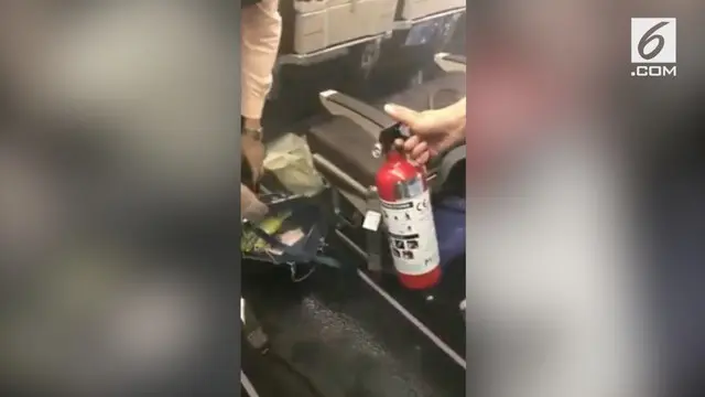 Beredar sebuah video yang menunjukkan kepanikan penumpang usai powerbank meledak di dalam pesawat yang tengah mengudara.