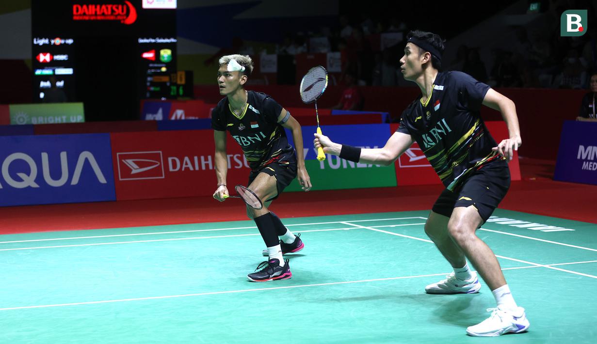 <p>Pemain ganda putra Indonesia, Bagas Maulana yang berpasangan dengan Muhammad Shohibul Fikri berusaha mengembalikan bola saat melawan pasangan Malaysia, Chen Tang Jie/Toh Ee Wei pada babak 16 besar Indonesia Masters 2024 di Istora Senayan, Jakarta, Kamis (25/1/2024). Fikri/Bagas menang dengan skor 21-15, 21-18. (Bola.com/M Iqbal Ichsan)</p>
