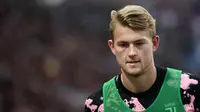 Matthijs de Ligt melakoni debut bersama Juventus di kompetisi resmi saat bersua Napoli di Allianz Stadium, Sabtu (31/8/2019). (AFP/Isabella Bonotto)