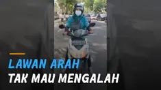 Bukannya kembali ke jalurnya, ia malah berdiam diri tak mau mengalah.
