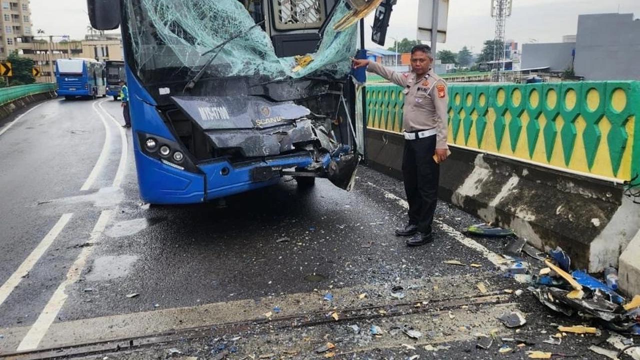 Transjakarta adu banteng di Cipulir