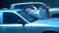 Pemuda Tantang Maut di Atas Sedan Melaju