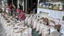 Warga saat membeli beras di Pasar Induk Cipinang, Jakarta Timur, Kamis (8/9/2022). Kenaikan harga BBM bersubsidi berdampak pada melonjaknya harga beras di Pasar Induk Cipinang hingga Rp 2.000 - Rp 3.000 per kilogram akibat bertambahnya biaya transportasi. (merdeka.com/Iqbal S. Nugroho)