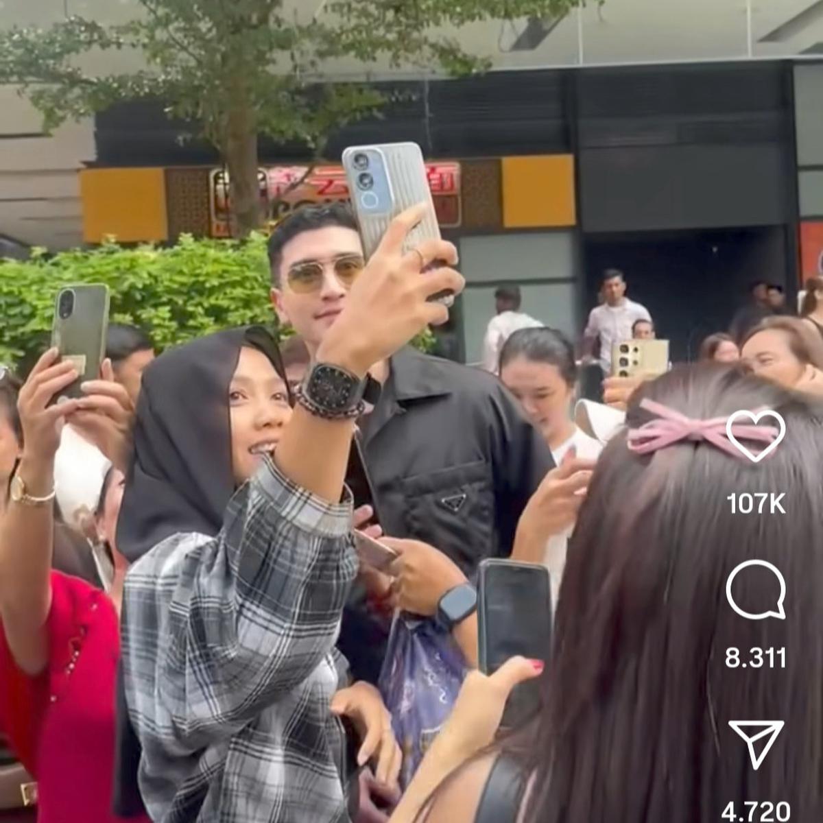 Potret Verrell Bramasta Tak Berkutik Dipeluk & Cium Cewek-cewek di Singapura, Akhirnya Dapat Pengawalan Buat Naik Taksi