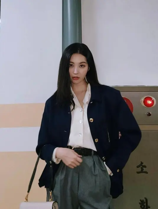 Solois Sunmi tampil stylish dalam balutan outfit formal. Pelantun “Gashina” ini memadukan black blazernya dengan white shirt dan wide leg pants warna grey. (Instagram/miyayeah).