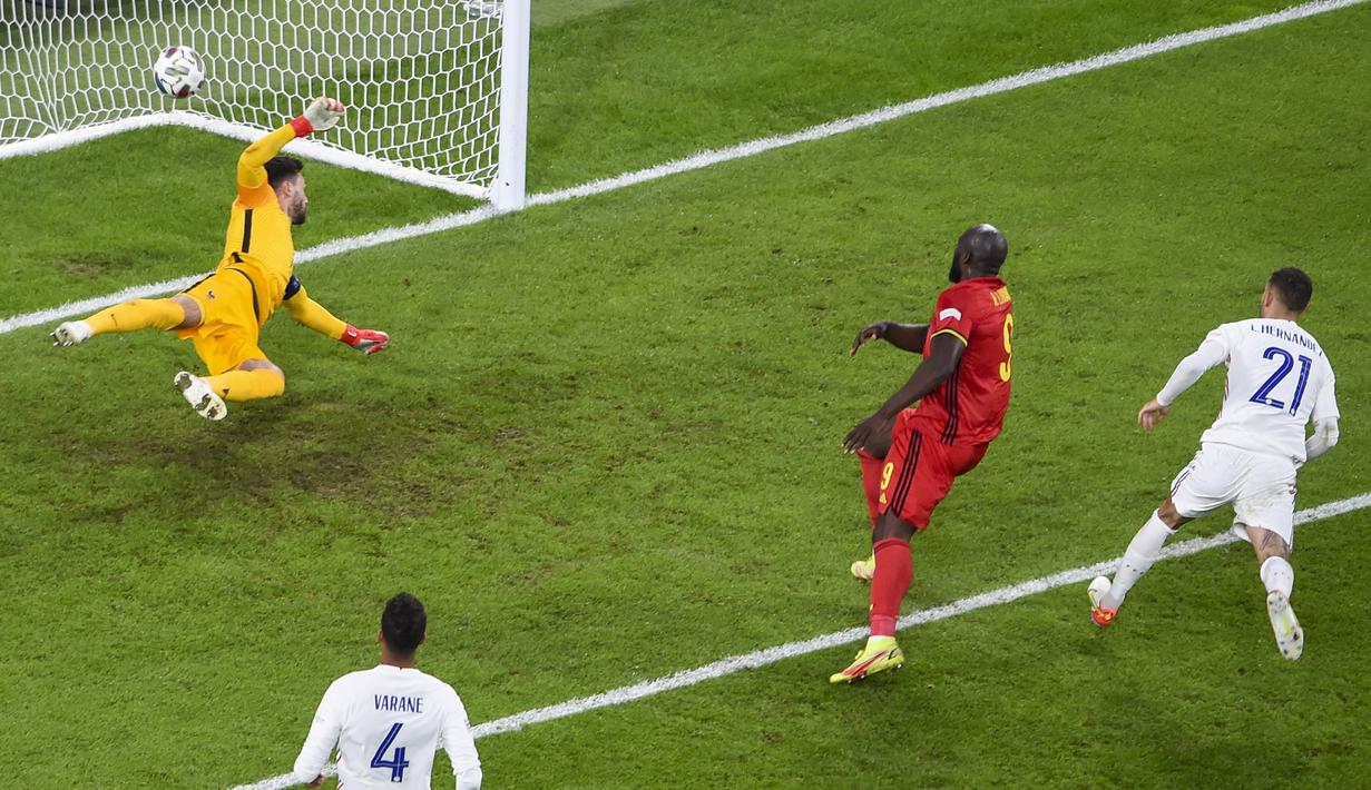 Pada menit ke-86 Romelu Lukaku mencetak gol untuk Belgia usai menerima umpan dari Yannick Carrasco. Sayang, golnya dianulir wasit usai melihat rekman VAR. Romelu Lukaku dinyatakan offside sebelum menerima umpan dari Yannick Carrasco. (AP/Pool/Massimo Rana)