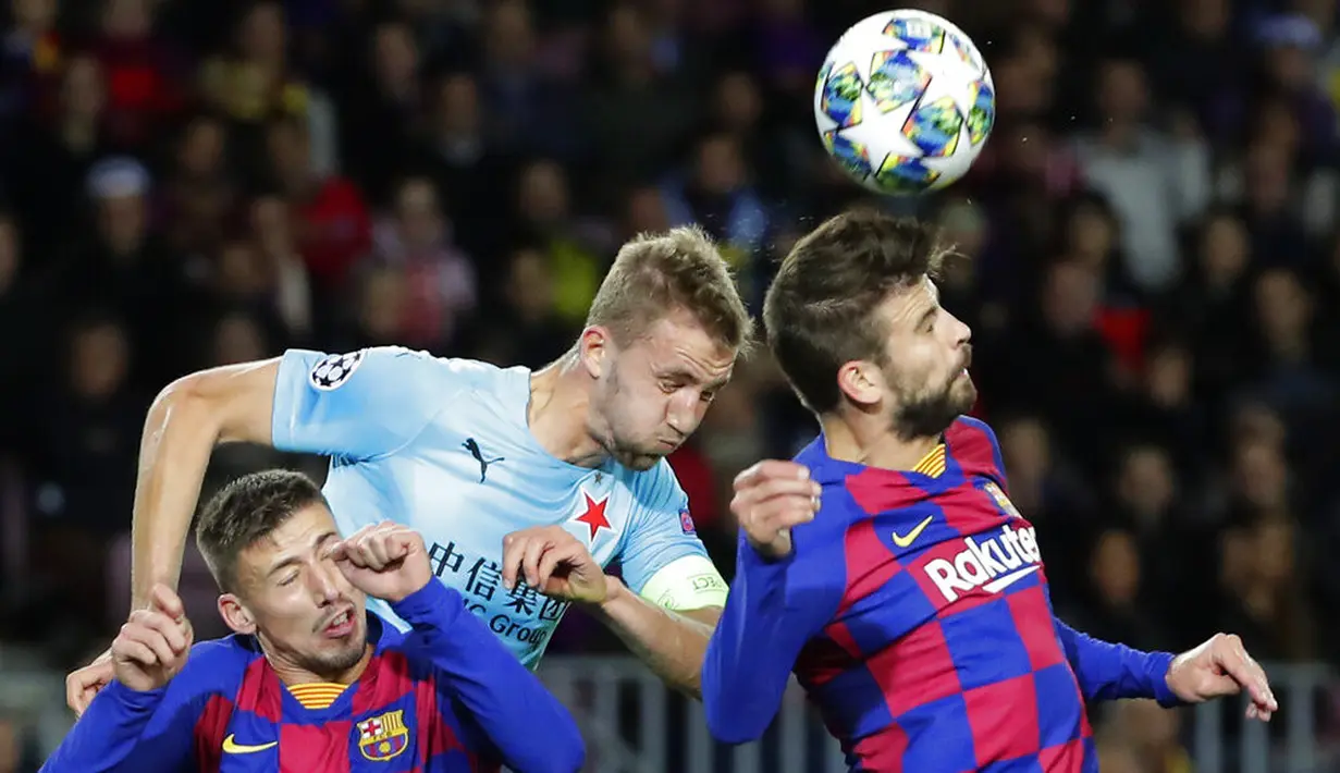Bek Barcelona, Gerard Pique, duel udara dengan pemain Slavia Praha, Petr Sevcik, pada laga Liga Champions 2019 di Stadion Camp Nou, Selasa (5/11). Kedua tim bermain imbang 0-0. (AP/Emilio Morenatti)