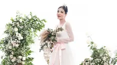 Unggah pemotretan memakai gaun pengantin dengan nuansa serba putih, sosok Nindy Ayunda tampil mencuri perhatian. Pemotretan yang dilakukan bersama RIo Motret ini sontak menjadi sebuah kabar yang hadir tiba-tiba. Pasalnya Nindy Ayunda saat ini dikabarkan telah menikah lagi, setelah menjadi seorang janda.(Liputan6.com/IG/@riomotret)