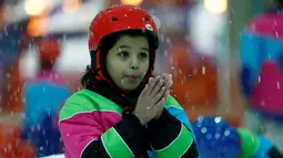 Seorang Anak saat bermain salju di Snow City di Mall Al Othaim, Riyadh, Arab Saudi (26/7). (REUTERS/Faisal Al Nasser)