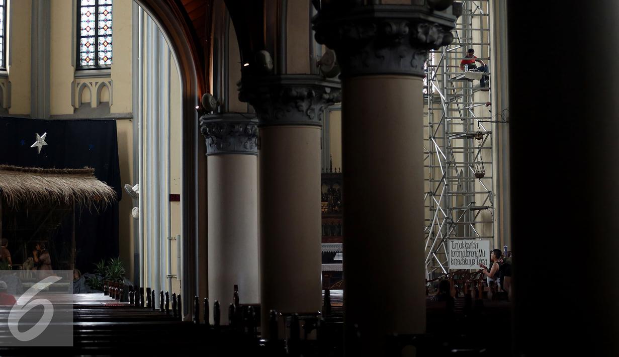 Susana di dalam ruang Gereja Katedral saat dibersihkan, Jakarta, Senin (12/12). Jelang natal 2016 Gereja Katedral Jakarta mulai melakukan bersih-bersih. (Liputan6.com/Johan Tallo)