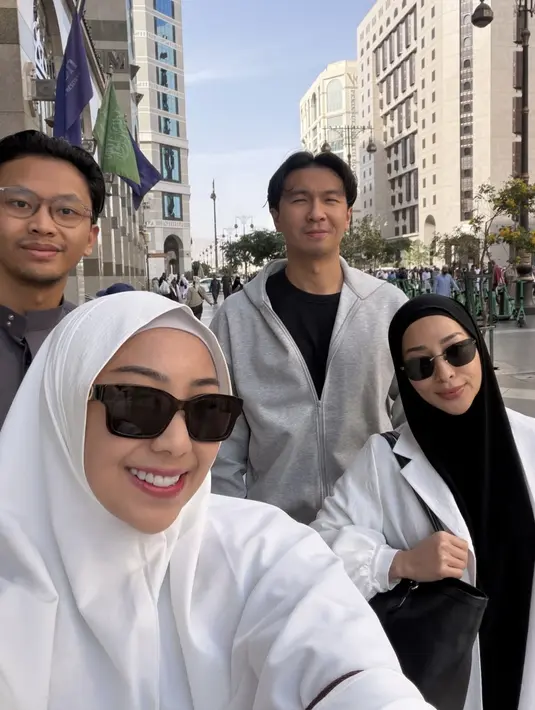 Kedua adik kakak ini pun umrah bersama suami masing-masing. Winona tampil dengan kerudung putih dan abaya abu-abu. Nikita mengenakan kerudung hitam serasi dengan abaya dipadukan outer putih.  [@nonawilly]