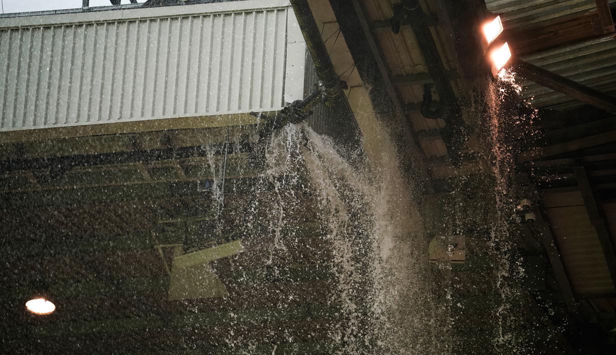 Kekalahan ini membuat Manchester United masih terjebak di peringkat kedelapan klasemen sementara dengan 54 poin dan dua pertandingan lagi untuk dimainkan. (AP Photo/Dave Thompson)