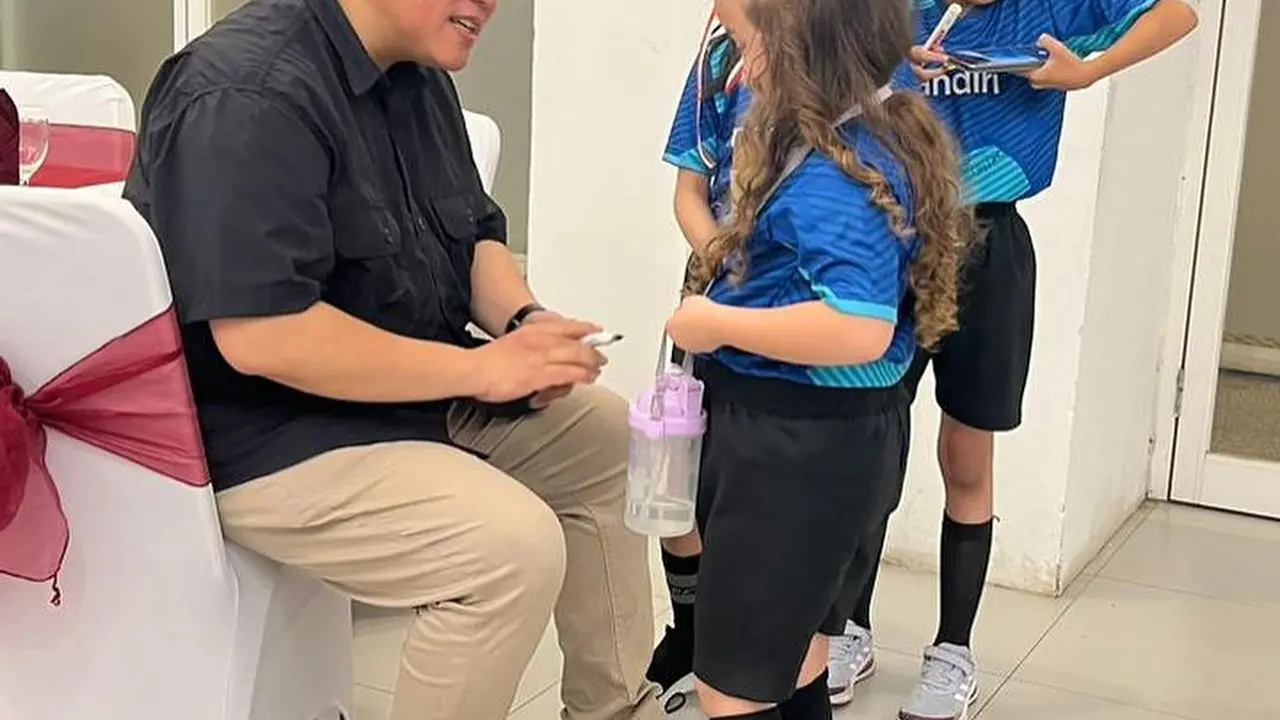 Potret Nafisha Cicit Elvy Sukaesih Jadi Pendamping Penjaga Gawang Tim Garuda Ernando Ari, hingga Minta Tanda Tangan Erick Thohir