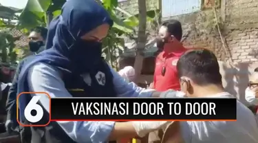 Badan Intelijen Negara (BIN) menggelar vaksinasi dengan mendatangi rumah-rumah warga di Bandung Barat, Jawa Barat. Selain untuk menghindari kerumunan, vaksinasi secara door to door juga menyasar klaster keluarga, terutama di zona merah Covid-19.