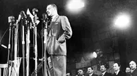 18 Januari 1956: Perdana Menteri Mesir Gamal Abdul Nasser membacakan pembukaan konstitusi Mesir yang baru Kairo. (AFP)