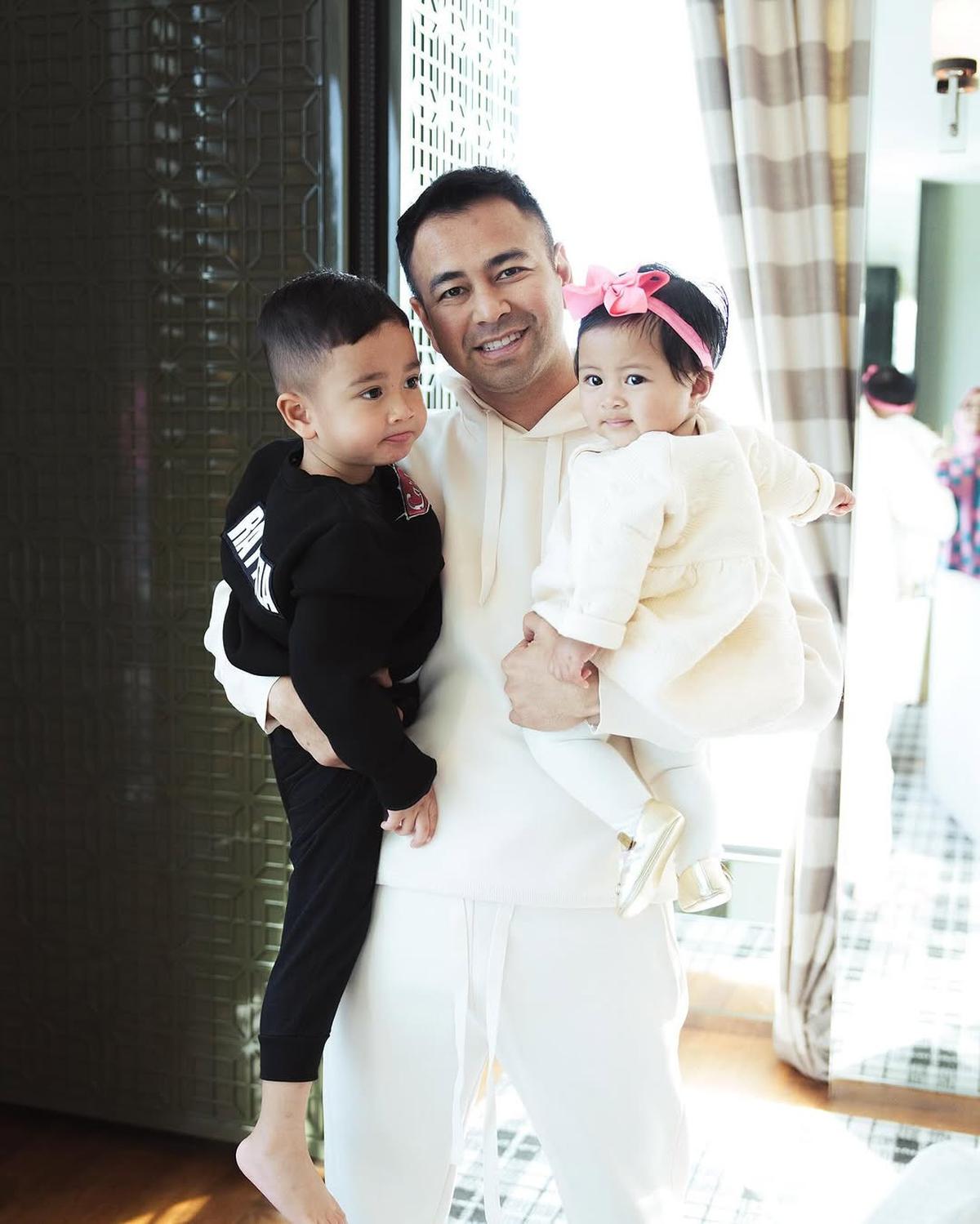 Potret Raffi Ahmad Gendong Rayyanza dan Lily Bersamaan, Terlihat Penuh Kasih Sayang