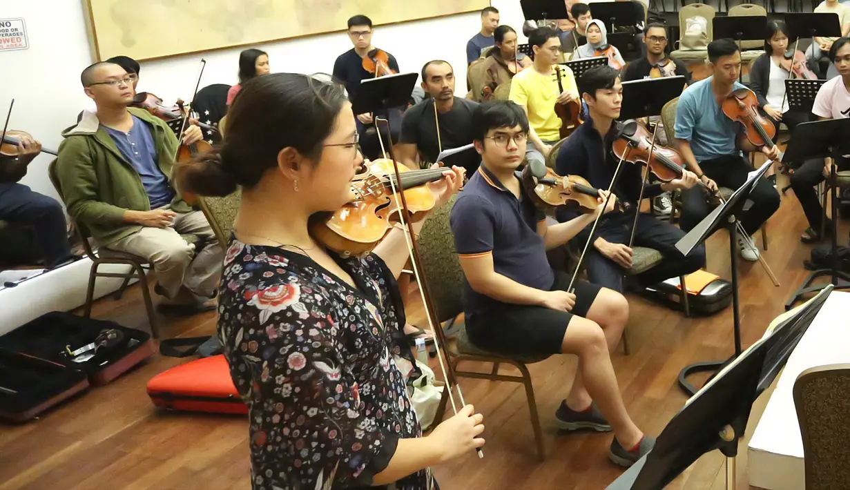 Avip Priatna menjadi segelintir konduktor Indonesia yang diakui dunia, diantaranya sebagai Best Conductor 2011 Habaneras,Spain (2011), dan Best Conductor 2012 di Bulgaria. (Bambang E.Ros/Fimela.com)