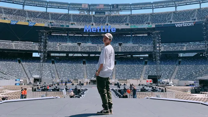 Gaya OOTD ala J-hope BTS, Simple dan Modis