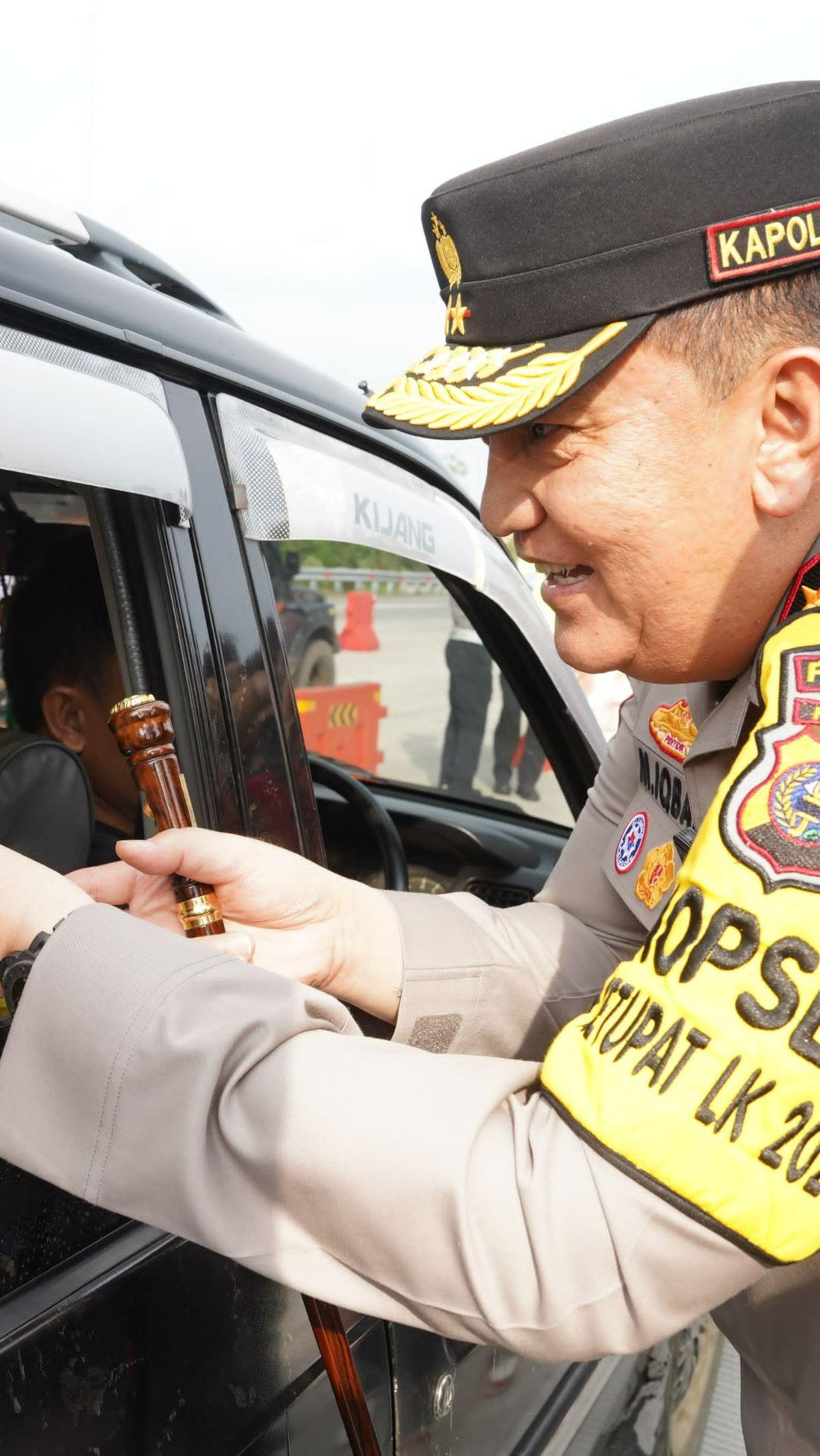 "Terima kasih banyak Pak Jenderal. Kami dijaga dan dapat oleh-oleh pula. Alhamdulilah," kata pemudik itu.
