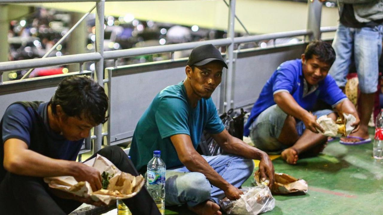 Sejumlah pemudik berbuka puasa Ramadan di dermaga Pelabuhan Merak, Cilegon, Banten, Sabtu (6/4/2024). Pada H-4 Lebaran,&nbsp;pemudik yang hendak menyeberang ke Pulau Sumatera terpantau memadati di Pelabuhan Merak.&nbsp;Liputan6.com/Angga Yuniar