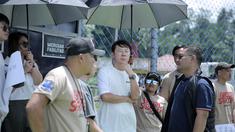 Mantan pelatih Timnas Indonesia, Shin Tae-yong bersiap melakukan syuting film Ghost Soccer: Bola Mati yang berlangsung di Cisalak, Subang, Jawa Barat pada Minggu (19/01/2025). (Bola.com/Rivo Falah Naufal)