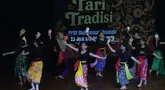 Sejumlah remaja putri mengikuti pelatihan tari tradisi di Pusat Pelatihan Seni Budaya (PPSB) Muhammad Mashabi, Jalan KH Mas Mansyur, Kebon Melati, Tanah Abang, Jakarta Pusat, Rabu (1/7/2026). Kegiatan yang berlangsung pada 23 Juni hingga 6 Juli 2026 itu menjadi wadah pengembangan keterampilan sekaligus upaya melestarikan seni budaya tradisional. Para peserta mempelajari dasar-dasar gerak tari sebagai bagian dari pembinaan seni. PPSB Muhammad Mashabi dikenal sebagai ruang kegiatan seni budaya, edukasi, dan komunitas yang dapat dimanfaatkan masyarakat untuk mengembangkan minat, bakat, serta memperkuat kecintaan generasi muda terhadap budaya Indonesia.