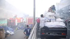 Pasca kebakaran hebat yang melanda pasar senen pedagang masih melakukan aktifitas dengan memisahkan barang daganganya yang masih laik pakai