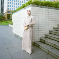 Inspirasi gamis Lebaran salah satunya bisa dilihat dari penampilan Natasha Rizky. Pilihan gamis dengan aksen gamis dan detail yang cantik bikin penampilannya terlihat anggun dan elegan.  [@natasharizkynew]