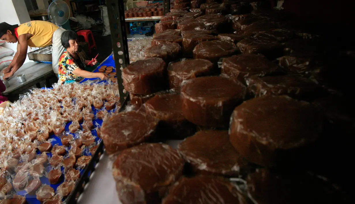 Pengrajin menyusun kue keranjang yang sudah jadi  di industri kue keranjang rumahan Yogyakarta, (22/1). Jelang perayaan Imlek 8 Februari 2016, Permintaan produksi meningkat dari biasanya. (Boy Harjanto)