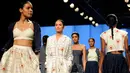 Anjali Lama berjalan diatas catwalk saat memperagakan busana rancangan Gen Next di Lakmé Fashion Week Summer Resort 2017 di kota Mumbai, India (2/1). Anjali merupakan model transgender pertama di negara kawasan Himalaya. (Stringer / AFP)