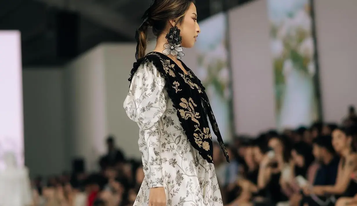 Jennifer Coppen dengan percaya diri melenggang di runway JFW 2025 mengenakan koleksi terbaru brand lokal Haidee & Orlin. [@jennifercoppenreal20].