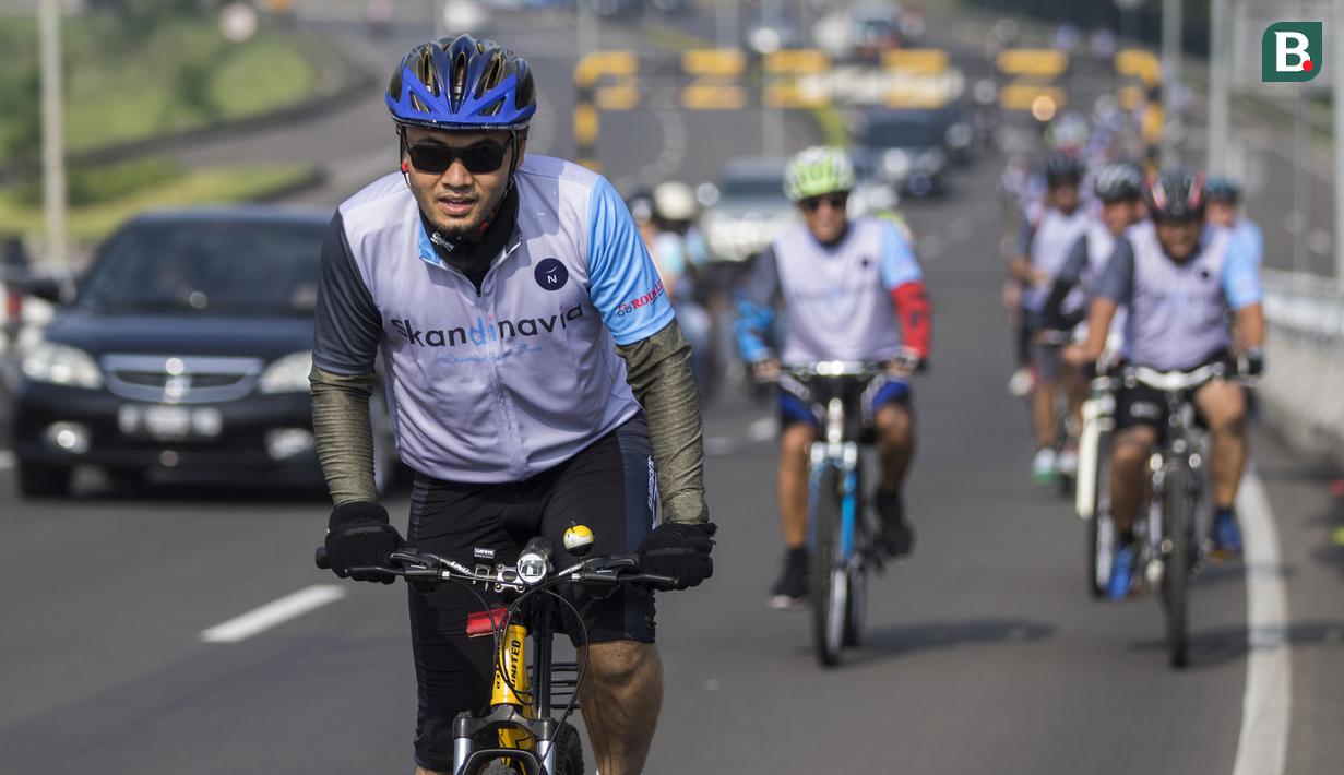 Pesepeda menggowes saat mengikuti Bike 4round The City di Tangerang, Banten, Minggu (4/3/2018). Kegiatan yang diadakan dalam rangka ulang tahun Hotel Novotel ini menempuh jarak sekitar 50 kilometer. (Bola.com/Vitalis Yogi Trisna)