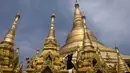 Pagoda Shwedagon dikenal sebagai Pagoda Emas berada di sebelah barat Danau Kandawgyi, Myanmar. (Sai Aung MAIN/AFP)