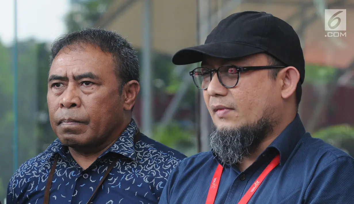 Penyidik senior KPK Novel Baswedan didampingi pegawai KPK memberi keterangan usai diperiksa TGPF dan Polisi di Gedung KPK, Jakarta, Kamis (20/6/2019). Novel diperiksa terkait kasus penyiraman air keras hingga mata kirinya buta diharapkan bisa menemukan titik terang. (merdeka.com/Dwi Narwoko)