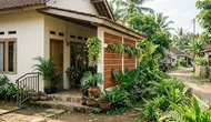 7 Desain Rumah Kampung dengan Roster dan Tanaman, Sentuhan Kecil yang Bikin Sejuk
