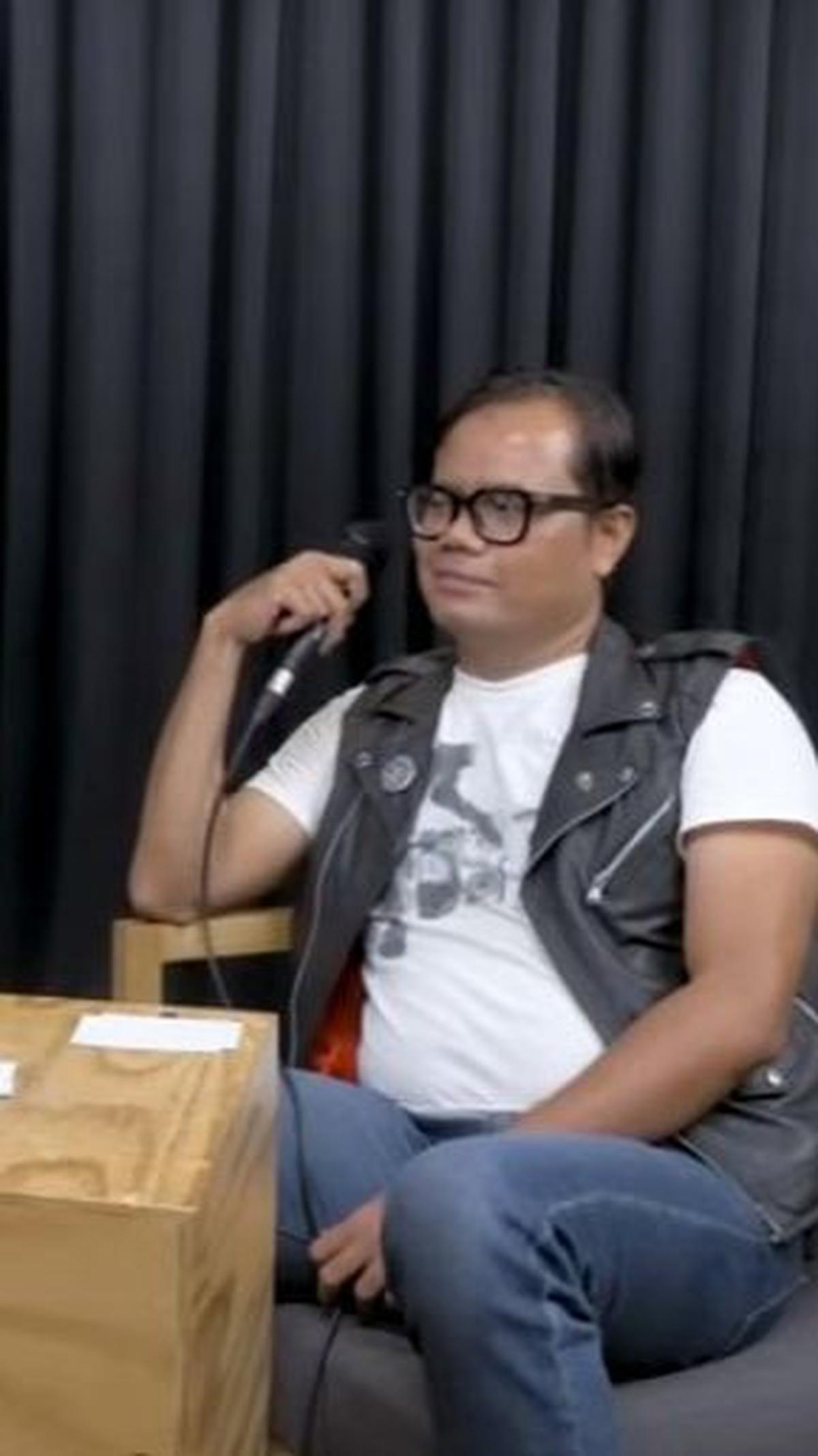 Soleh lantas meminta netizen ramai-ramai mention Erros Sheila On 7 agar keinginan Raisa terwujud.