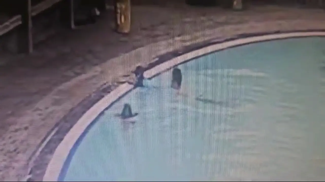 Rekaman CCTV kekasih Tamara Tyasmara, inisial YA mendekati Dante (6) di kolam renang (Istimewa)