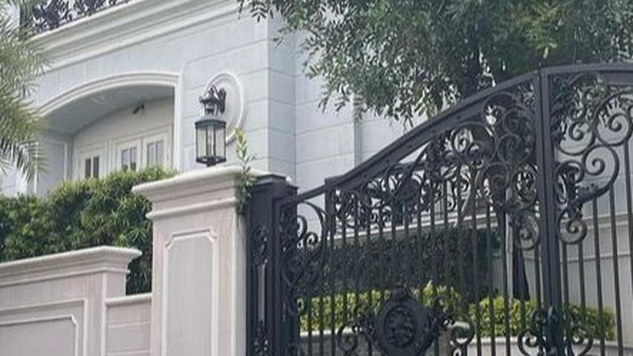 Hotman diketahui memiliki sebuah hunian megah yang ia tinggali bersama keluarga tercinta. Rumah itu berada di kawasan Kelapa Gading.