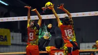 Tim putri Jakarta Elektrik PLN menang atas Batam Sindo BVN  dengan skor telak 3-0 (25-6, 25-7, 25-13) pada lanjutan Proliga 2017. (Bola.com/Fahrizal Arnas)