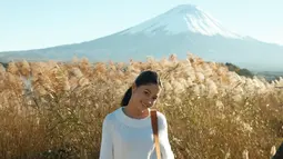 Abadikan momen indah dengan latar belakangan Gunung Fuji yang diselimuti salju, foto tersebut terlihat sangat keren. Di Jepang, Gunung Fuji sendiri menjadi salah satu gunung ikonik yang wajib menjadi salah satu destinasi wisata pilihan. (Liputan6.com/IG/@yorikooangln_)