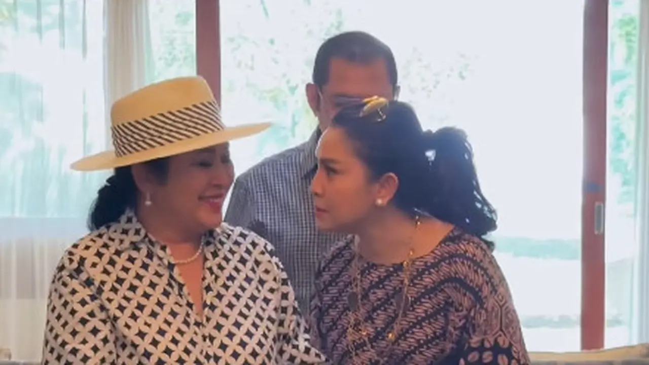 Gaya Akrab Titiek Soeharto dan Mayangsari, Kompak Kenakan Batik di Ultah Sigit Harjojudanto