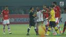 Pemain depan Persipura, Boaz Salossa (ketiga kiri) melakukan protes kepada wasit Yeni Krisdianto saat melawan Persija dilanjutan Liga 1 Indonesia di Stadion Patriot Candra Bhaga, Bekasi, Sabtu (8/7). Laga berakhir 1-1. (Liputan6.com/Helmi Fithriansyah)
