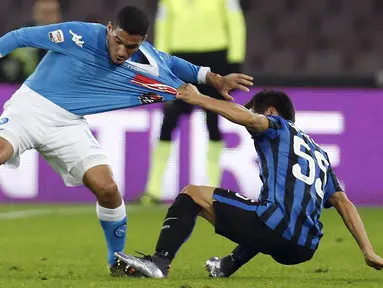 Gelandang Napoli, Allan (kiri) berusaha membawa bola dari kawalan bek Inter Milan, Yuto Nagatomo pada lanjutan Liga Serie A di  San Paolo, Naples, Italia (30/11). Napoli menang atas Inter Milan dengan skorg 2-1. (REUTERS/Ciro De Luca)